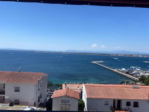 Appartement Roses 4 couchages, parking gratuit, bord de la plage, balcon, vue panoramique, serviettes de bain, linge de maison