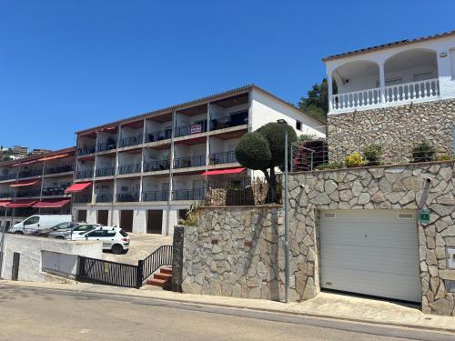 Appartement Roses 4 couchages, parking gratuit, bord de la plage, balcon, vue panoramique, serviettes de bain, linge de maison