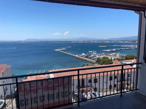 Appartement Roses 4 couchages, parking gratuit, bord de la plage, balcon, vue panoramique, serviettes de bain, linge de maison