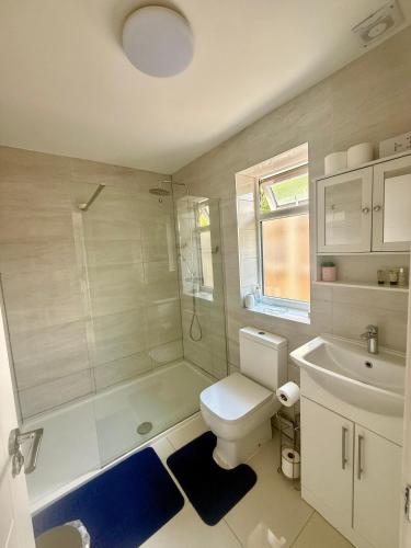 Bilik mandi di Separate One Bedroom Large Apartment in Slough