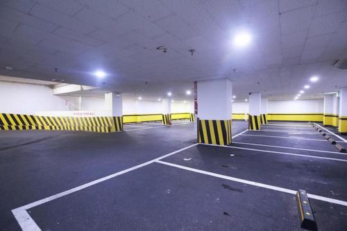 an empty parking garage with yellow and white columns at Luxury Motel Daejeon in Daejeon