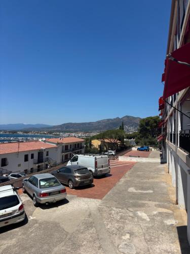 Appartement Roses 4 couchages, parking gratuit, bord de la plage, balcon, vue panoramique, serviettes de bain, linge de maison