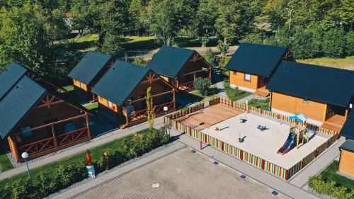 widok na ośrodek z basenem w obiekcie Rozewska Bliza Domki Letniskowe w Jastrzębiej Górze