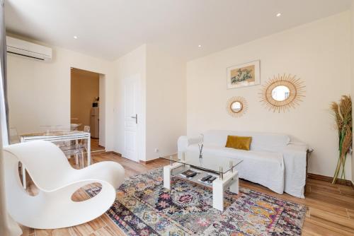 un salon blanc avec un canapé blanc et une table dans l'établissement Charlotte by Terry's Homes, à Cannes