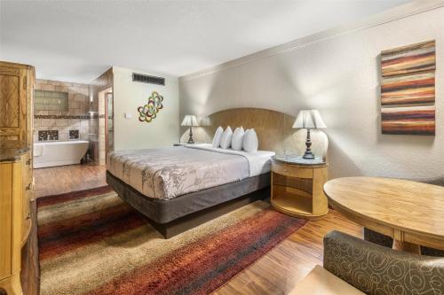 Ένα ή περισσότερα κρεβάτια σε δωμάτιο στο Best Western Angus Inn