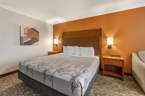 Ένα ή περισσότερα κρεβάτια σε δωμάτιο στο Best Western Angus Inn