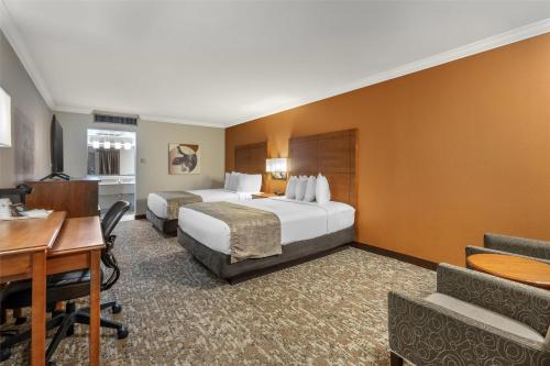 Ένα ή περισσότερα κρεβάτια σε δωμάτιο στο Best Western Angus Inn