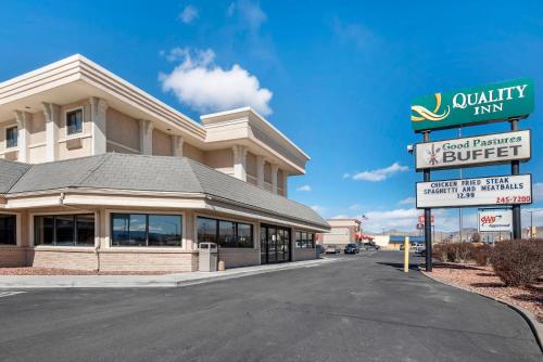 a building with a sign that reads quality inn at Quality Inn Grand Junction near University in Grand Junction