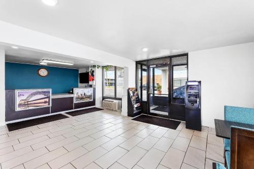 a lobby of a car dealership with blue walls at Rodeway Inn West Memphis in West Memphis