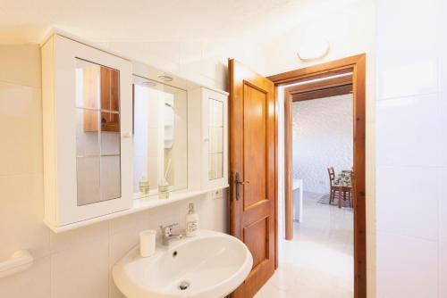 マリネッラにあるMarinella Haven - Beach 10 min and Sea viewの洗面台と鏡のあるバスルーム