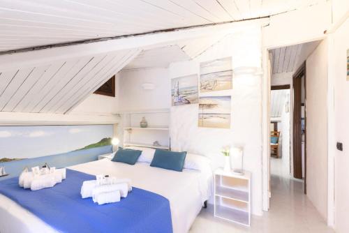 マリネッラにあるMarinella Haven - Beach 10 min and Sea viewのタオルが敷かれたベッドが2つある寝室