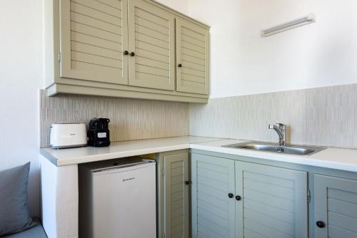 Η κουζίνα ή μικρή κουζίνα στο Phaedrus Living Paros Cycladic Residences 2