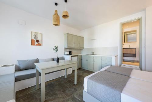 Η κουζίνα ή μικρή κουζίνα στο Phaedrus Living Paros Cycladic Residences 2