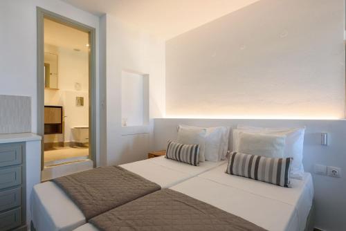 Ένα ή περισσότερα κρεβάτια σε δωμάτιο στο Phaedrus Living Paros Cycladic Residences 2