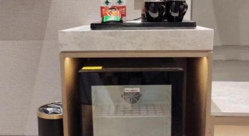a microwave oven with a counter top on top of it at Zaozhuang Hotel in Zaozhuang
