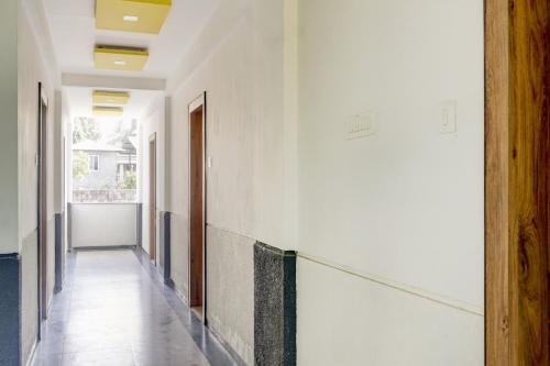 Gallery image of Hotel O Royal Inn Lodging in Kharakvasla