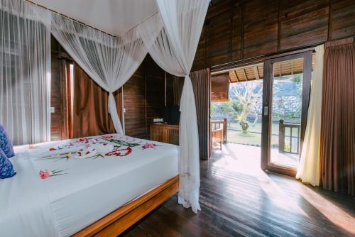 Postel nebo postele na pokoji v ubytování Puri Pandawa Resort