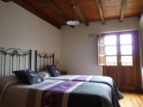 Ένα ή περισσότερα κρεβάτια σε δωμάτιο στο CASA IRIS, tranquilidad a 5' de Cangas de Onís