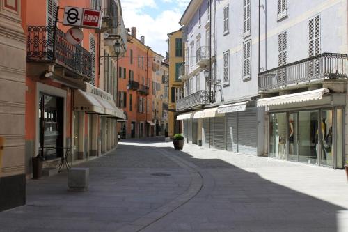 an empty street in a city with buildings at R&B La Torre in Mondovì