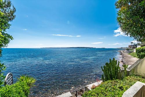 une vue sur une grande étendue d'eau dans l'établissement ADRIANA by Terry's Homes WATERFRONT SEAVIEW BEACH, à Cannes