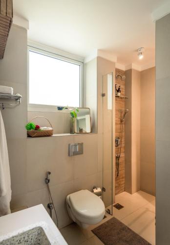 Bilik mandi di El Raso, Premium 1 BHK Apartments with Shared Pool, just 2 mins drive from famous Parra Coconut Tree Road, 24x7 Security, Kitchen, Daily Housekeeping