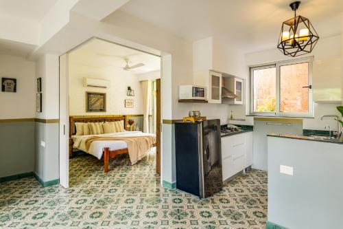 Dapur atau dapur kecil di El Raso, Premium 1 BHK Apartments with Shared Pool, just 2 mins drive from famous Parra Coconut Tree Road, 24x7 Security, Kitchen, Daily Housekeeping