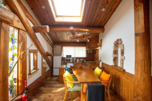 河津町Kawazu Log House的一间拥有木制天花板和桌椅的用餐室