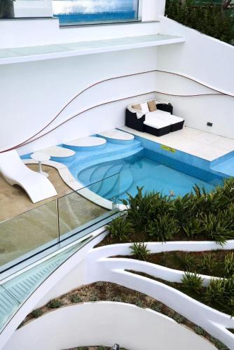 Πισίνα στο ή κοντά στο Dali's Breathing Green Sea Half Mountain Hotel