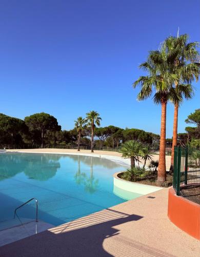 une grande piscine avec des palmiers dans un parc dans l'établissement Casa Bambou An hidden gem near Saint Tropez with private pool, à Gassin