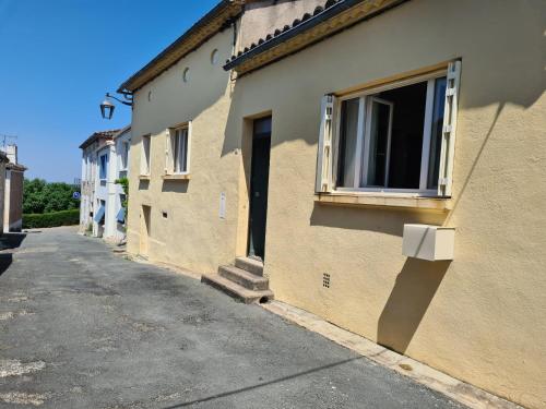 a building with a window on the side of it at Le Jardin Secret in Monflanquin