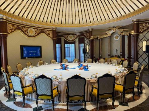 a large meeting room with a large table with people on it at Hohhot Inner Mongolia Hotel in Hohhot