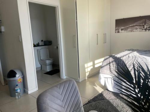 ウィントフークにあるSkyAre Studio Aparment WHKのベッドのある寝室とトイレのある浴室