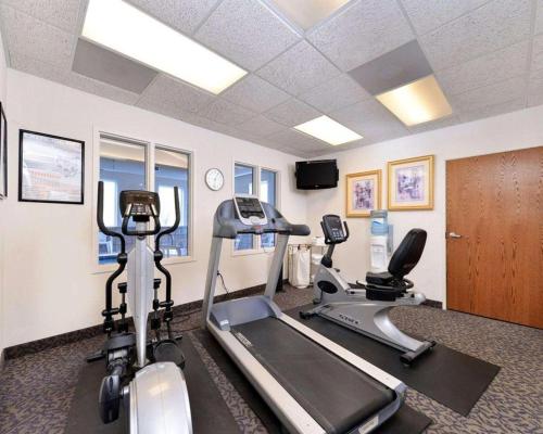 a gym with two exercise bikes in a room at Comfort Inn & Suites in Riverton