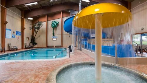 a large swimming pool with a water fountain at Quality Inn & Suites Detroit Lakes in Detroit Lakes