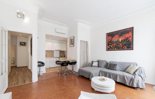 un salon avec un canapé et une table dans l'établissement BARBARA by Terry's Homes, à Cannes