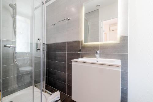une salle de bain avec un lavabo, une douche et des toilettes dans l'établissement BARBARA by Terry's Homes, à Cannes