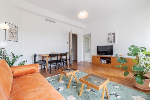 un salon avec un canapé et une table dans l'établissement Angie By Terry's Homes, à Cannes