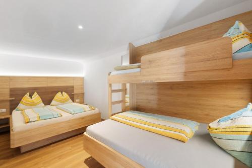 a bedroom with two bunk beds in it at Pension Waldheim Apartments in San Giacomo