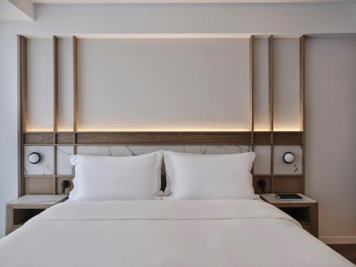 Una cama o camas en una habitación de Electra Rhythm Athens