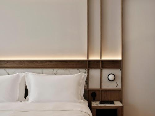 Una cama o camas en una habitación de Electra Rhythm Athens