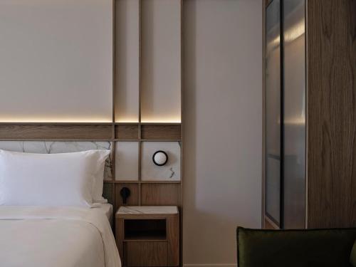 Una cama o camas en una habitación de Electra Rhythm Athens