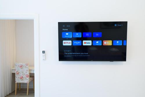 Uma TV ou centro de entretenimento em Smile Apartments