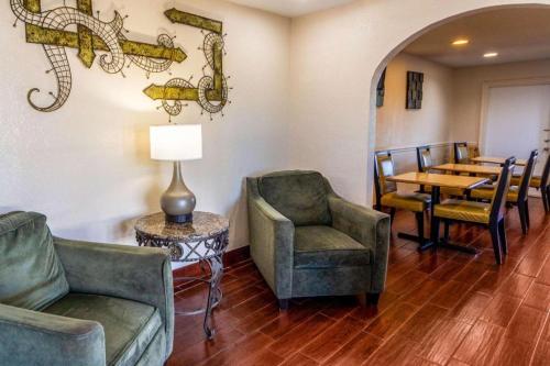 Χώρος καθιστικού στο Econo Lodge Meridian South