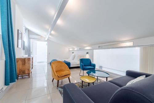 un salon avec un canapé et un lit dans l'établissement Valentine by Terry's Homes, à Cannes