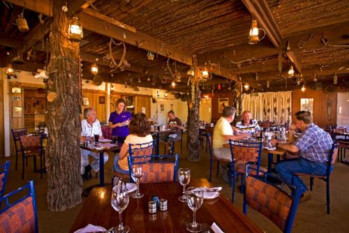 um grupo de pessoas sentadas em mesas em um restaurante em Arkaroola Wilderness Sanctuary em Arkaroola