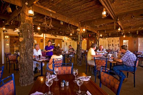 grupa ludzi siedzących przy stolikach w restauracji w obiekcie Arkaroola Wilderness Sanctuary w mieście Arkaroola