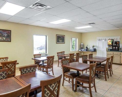 Econo Lodge Dalton Westにあるレストランまたは飲食店