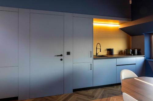 A cozinha ou cozinha compacta de Cyberdeck for big groups