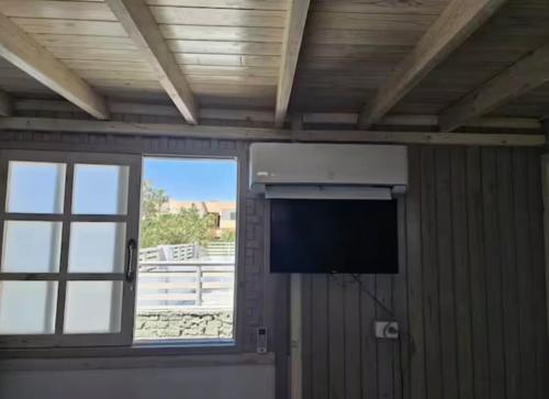 TV a/nebo společenská místnost v ubytování Roof Studio fully equipped with private yard