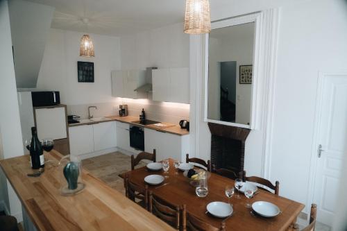 Kuchyň nebo kuchyňský kout v ubytování La Maison sur la Loire À deux pas du cœur de Tours